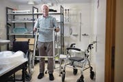Hugo Birchmeier verwaltet im Depot Stansstad für den Samariterverein die Krankenmobilien. (Bild: Corinne Glanzmann (Stansstad, 26. Juli 2017))