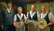 Von links: Präsident Roland Gisler gratuliert Ruth Zurfluh zur Ehrenmitgliedschaft sowie Bernadette Spiess und Trudy Zopp zu 30 Jahren Mitgliedschaft in der Trachtengruppe. (Bild: Georg Epp (Bürglen, 5. Januar 2018))