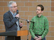 Die beiden Ärzte Christoph Merlo (links) Stefan Essig stellen ein Pilotprojekt vor. Bild: Urs Hanhart (Erstfeld, 20. März 2017)