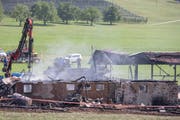 Schutt und Asche nach dem Brand in Arth. (Bild: Keystone / Alexandra Wey)