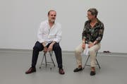 Peter Schneider im Gespräch mit Kunstvermittlerin Lotti Etter. (Bild: Markus Zwyssig (Neue UZ))