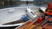 Das Boot wird zurück an Land gebracht. (Bild: Feuerwehr Lauerz)