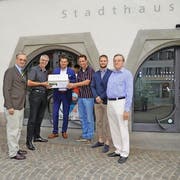 Das Referendumskomitee hat gestern 550 Unterschriften an Stadtrat André Wicki (dritter von links) übergeben. (Bild PD/Charly Werder)