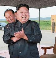 Diktator Kim Jong Un beim jüngsten Raketentest am Freitag. (Bild: AP)