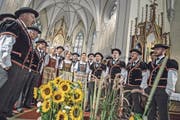 Der Jodlerklub Doppleschwand eröffnet das Entlebucher Jodlertreffen in der Pfarrkirche. (Bild: Pius Amrein (Doppleschwand, 19. August 2017))