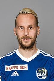 GC-Captain Kim Källström (am Boden) luchst dem FCL-Stürmer Marco Schneuwly den Ball ab. (Bild: Freshfocus/Steffen Schmidt)