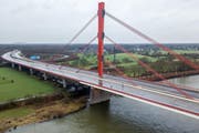 Die Autobahn A42, zu der die Brücke mit dem Unglückspfeiler gehört, wurde wegen des Unfalls zunächst bis Mittwoch auf dem betroffenen Abschnitt gesperrt. (Bild: Sascha Steinbach/EPA)