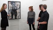 Alexandra Infanger (links) erklärte Ihren Mitschülern Mario Mazzucchelli, Rebekka Truttmann und Carmen Arnold ihr Werk. (Bild: Paul Gwerder (Altdorf, 30. Januar 2018))