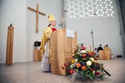 Der Churer Bischof Vitus Huonder bei der Einweihung der Kirche Bonstetten. (Bilder Philipp Unterschütz/Dominique Andereggen)