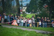 Unfälle oder Brände ziehen oft Schaulustige an. Unser Bild stammt vom Brand einer Sägerei In Urswil im Jahr 2015. (Archivbild: Dominik Wunderli/LZ)
