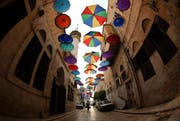 Muslime auf der ganzen Welt feiern den Ramadan. Im Bild: Ein Eingang zur Altstadt von Nablus wurde mit farbigen Schirmen verziert um den Fastenmonat Ramadan einzuläuten. (Bild: EPA/ALAA BADARNEH)