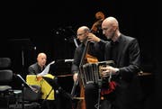 Die Musiker spielen beim Konzert im November eine Mischung aus Tango- und Ländlermusik. (Bild: Urs Hanhart/UZ (Altdorf, 4. November 2018))