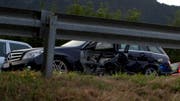 Der Wagen des mutmasslichen Verursachers wurde auf der Fahrerseite massiv beschädigt. (Bild: Leserfoto)