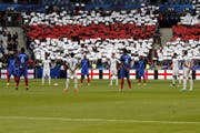 Schweigeminute zum Gedenken an die Opfer des Terroranschlages in Manchester im Stade de France in Paris. (Bild: EPA (13.06.2017, Paris))