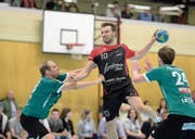 Erzielte bisher 36 Tore für Handball Emmen: der 30-jährige Goran Djuricin (am Ball). Bild: Dominik Wunderli (Emmen, 11. März 2017)