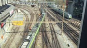 Die entgleiste S-Bahn im Bahnhof Bern. (Bild: Rainer Schneuwly/sda)
