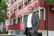 Josef Hess vor dem Haus des Waldes in Sarnen. (Bild: Corinne Glanzmann (Sarnen, 4. Juli 2017))