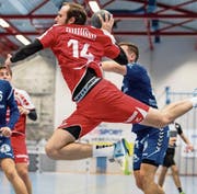 Brandgefährlich im Abschluss: der 24-jährige Rückraumspieler Roger Scherer (am Ball), der bisher 44 Tore für den BSV Stans erzielt hat. (Bild: Philipp Schmidli (Stans, 24. September 2017))