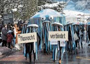 Asylsuchende mischten sich am Fasnachtsumzug in Altdorf mit Einheimischen unter die Narren. (Bild: Urs Hanhart (Altdorf, 12. Februar 2018))
