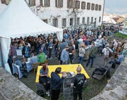 Dank bestem Wetter konnten sich die Gäste am Best of Beer Festival die besonderen Biersorten auch draussen vor dem Kapuzinerkloster schmecken lassen. (Bild: André A. Niederberger (Stans, 8. April 2017))