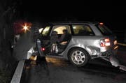 Der Fahrer dieses Fahrzeugs donnerte in die Felswand. (Bild Kantonspolizei Schwyz)