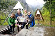 Erna Blättler, Nidwalden Tourismus, Ruedi Günter, Oberförster, Beat Wiget, Postauto Zentralschweiz, und Monika Käslin, Luftseilbahn Niederrickenbach, bei der Feuerstelle im Mittelpunkt von Nidwalden in Dallenwil/Niederrickenbach. (Bild Corinne Glanzmann)