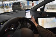 Auf dem Smartphone weden Informationen zur Autonummer angezeigt, die vom Scanner erfasst wurde. (Bild: Keystone/Jean-Christophe Bott)