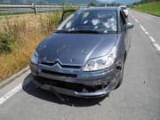 Der beschädigte Wagen. (Bild: Kapo Schwyz)