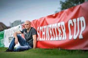 Alles bereit für das Duell im Schweizer Cup gegen Lugano: Sascha Imholz, Mittelfeldspieler des FC Gunzwil, gestern auf dem heimischen Fussballplatz Linden. (Bild Pius Amrein)