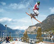 Die Freestyler flogen in Flüelen bis zu 15 Meter weit und bauten in die Sprünge auch Saltos ein. (Bild: Urs Hanhart (Flüelen, 28. Oktober 2017))