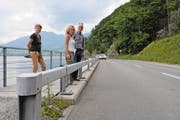 Gerda Felber, Romy Ineichen und Hanspeter Rohrer (von links) von Pro Natura Unterwalden an der Lopperstrasse zwischen Alpnachstad und Stansstad. (Bild Philipp Unterschütz)
