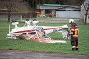 Auf dem Flugplatz Buochs drehte Burglind ein Kleinflugzeug. (Bild: URS FLUEELER (KEYSTONE))
