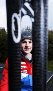 Noé Roth (durch die Ski für das Sommertraining abgelichtet) ist ein Wettkampftyp. Bild: Werner Schelbert (Baar, 11. November 2016)