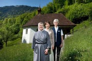 Schwester Mirjam Rombouts (Mitte) von Chemin Neuf organisiert die Nachfolge von Erasma Höfliger (links) und Fernanda Vogel (rechts). Das Bild entstand vor der Oberen Ranftkapelle. Bild Dominik Wunderli