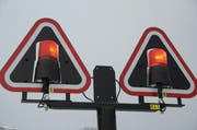 Diese Lampen der Zentralbahn beim Bahnübergang in Oberdorf sind, anders als einige Lichtsignale im Aargau, intakt. (Bild: Oliver Mattmann / Neue NZ)