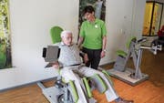 Der 96-jährige Walter Stadler trainiert unter kundiger Anleitung im neuen Rüttigarten-Vitalraum. (Bild: Paul Gwerder (Schattdorf, 20. Mai 2017))