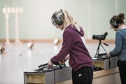 Eine Schützin bereitet sich auf den Einsatz vor. (Bild: Manuela Jans-Koch (Luzern, 24. März 2018))