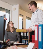 Nadine Odermatt mit Gemeindeschreiber Roland Bösch in der Gemeindekanzlei Kerns. (Bild: Corinne Glanzmann (12. Dezember 2017))