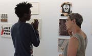 Ein Ausstellungsbesucher im Haus für Kunst Uri im Gespräch mit Kunstvermittlerin Lotti Etter. (Bild: Markus Zwyssig (Altdorf, 17. Juni 2017))