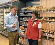 Ernst Durrer, Inhaber Auto-Center Durrer AG, mit Jacqueline Fuchs, Geschäftsleiterin im Avia-Shop. (Bild: Philipp Unterschütz (30. Mai 2017))