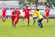 Der FC Adligenswil (gelb) beim Spiel gegen die Suisse Legends. Von links: Stéphane Chapuisat, Georges Bregy und Milaim Rama. (Bild Roger Grütter)