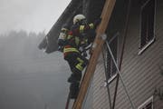 Mit Atemschutz aufs Dach. (Bild: Geri Holdener, Bote der Urschweiz)