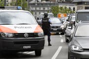 Polizisten kontrollieren den Verkehr in Zürich. (Bild: Keystone / Walter Bieri)