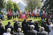 Zahlreiche Persönlichkeiten verfolgen den Festakt am Seeufer. (Bild: André A. Niederberger / Neue NZ)
