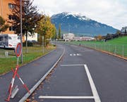 Keine Blumentröge, dafür Parkverbotsschilder: die Enetriederstrasse bleibt vorerst hindernisfrei. (Bild: Adrian Venetz (Sarnen, 24. Oktober 2017))