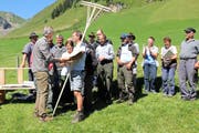 Neben dem Barpreis erhielt Anton Jauch von Raimund Rodewald (links) noch zwei Rechen zum Wildheuen. (Bild Paul Gwerder)