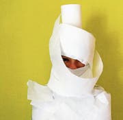 Griffig und reissfest soll WC-Papier sein: nicht nur beim Mumienwickeln. (Bild: «Lumpi, Lampe, Luftballon», Gudrun Schury, Moni Port, Klett)