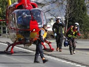 Die Heli-Crew war nur kurz auf dem Platz und flog dann zum nächsten Einsatz. (Bild: Geri Holdener, Bote der Urschweiz)