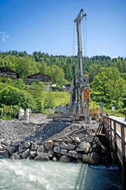 Bei der Ziegelbrücke werden die Bohrpfähle für die Widerlager betoniert. (Bild Corinne Glanzmann)