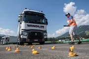 Ob beim Geschicklichkeitsfahren mit einem Lastwagen in Aplnach, beim Bewundern eines Oldtimer-Wohnmobils in Luzern oder beim Testen von Elektromobilen in Buochs: Wer sich für Autos begeistert, kommt dieses Wochenende voll auf seine Kosten. (Bild: Boris Bürgisser, Zentralschweiz, 27. Mai 2017)